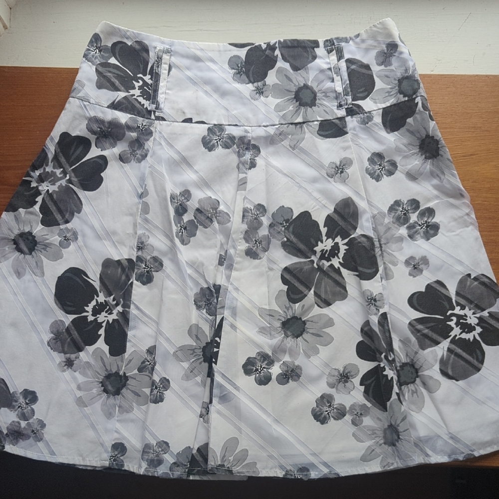 Vintage Speak 2 Me White with Black Floral Print Lined Midi Skirt. Pre-loved.